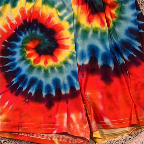 NWOT Women’s Two Piece Shorts and Short Sleeve Shirt Tie Dye Set - Picture 8 of 8